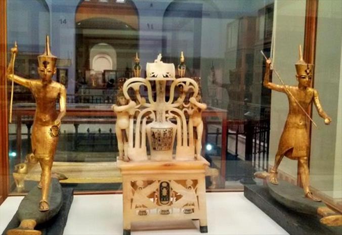 Private Pyramids and Egyptian Museum Tour